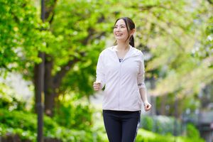 笑顔でジョギングする若い女性