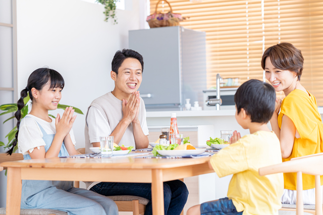 ダイニングで食事する4人家族