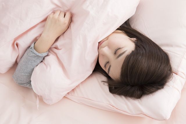 眠る女性