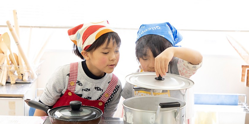 料理を体験する子どもの様子