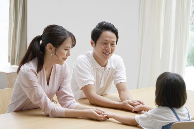 子どもの話を聞く夫婦の様子