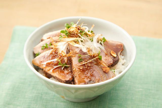 カツオのレアステーキ丼